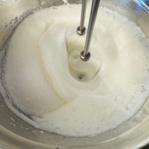 Prăjitură cu mac și mousse și jeleu de lămâie