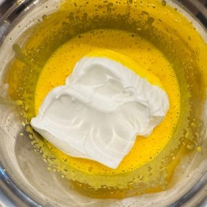 Prăjitură cu mac și mousse și jeleu de lămâie