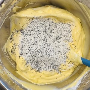 Prăjitură cu mac și mousse și jeleu de lămâie