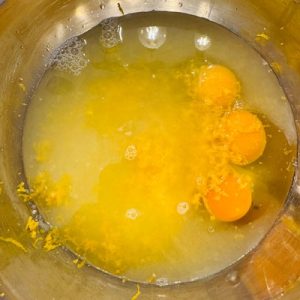 Prăjitură cu mac și mousse și jeleu de lămâie