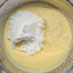 Prăjitură cu mac și mousse și jeleu de lămâie