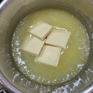 Prăjitură cu mac și mousse și jeleu de lămâie