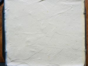 Prăjitură cu mac și mousse și jeleu de lămâie