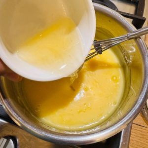 Prăjitură cu mac și mousse și jeleu de lămâie