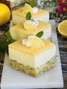 Prăjitură cu mac și mousse și jeleu de lămâie