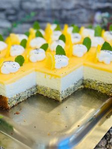 Prăjitură cu mac și mousse și jeleu de lămâie