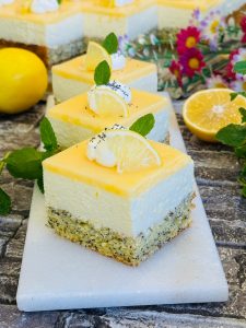 Prăjitură cu mac și mousse și jeleu de lămâie