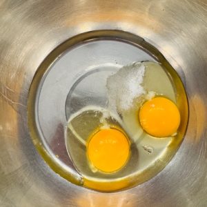 Turte cu brânză și stafide pe scovardă