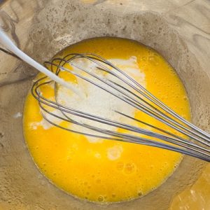 Turte cu brânză și stafide pe scovardă