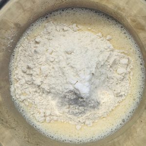 Turte cu brânză și stafide pe scovardă