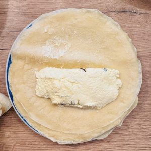 Turte cu brânză și stafide pe scovardă