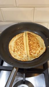 Turte cu brânză și stafide pe scovardă