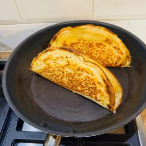 Turte cu brânză și stafide pe scovardă