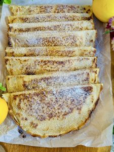 Turte cu brânză și stafide pe scovardă