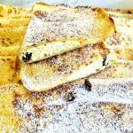 Turte cu brânză și stafide pe scovardă