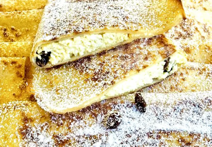 Turte cu brânză și stafide pe scovardă