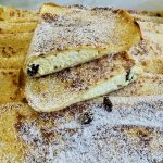 Turte cu brânză și stafide pe scovardă