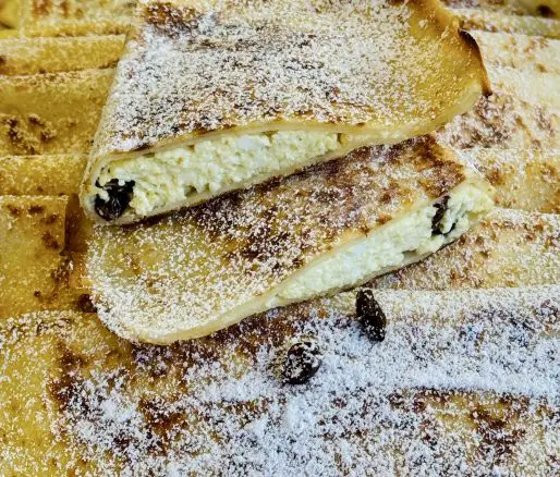 Turte cu brânză și stafide pe scovardă