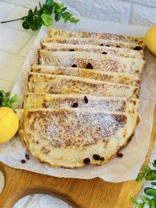 Turte cu brânză și stafide pe scovardă