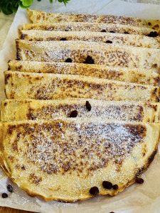 Turte cu brânză și stafide pe scovardă