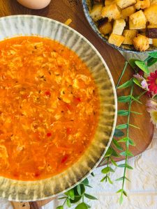 Supă de chimen cu zdrențe de ouă și crutoane ca-n Ardeal