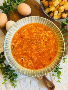 Supă de chimen cu zdrențe de ouă și crutoane ca-n Ardeal