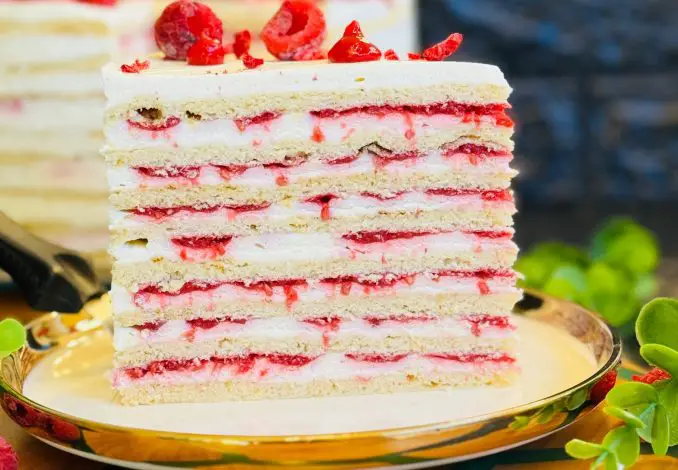 Tort Smântânel cu jeleu de zmeură