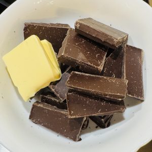 Cu ajutorul unei forme erori de de 3-4 cm decupăm și punem pe tăvi.