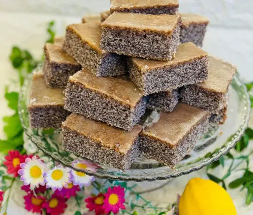 Prăjitură cu mac și glazură de lămâie