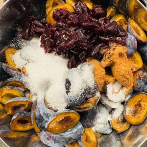 Gomboți cu prune la tava