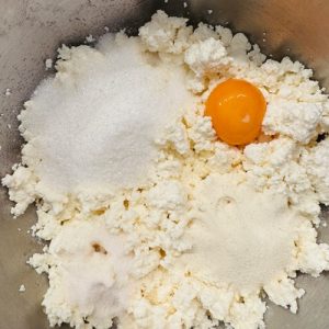 Rotunde cu vișine și brânză dulce