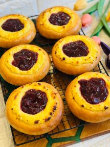 Rotunde cu vișine și brânză dulce