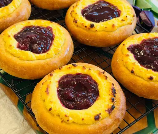 Rotunde cu vișine și brânză dulce