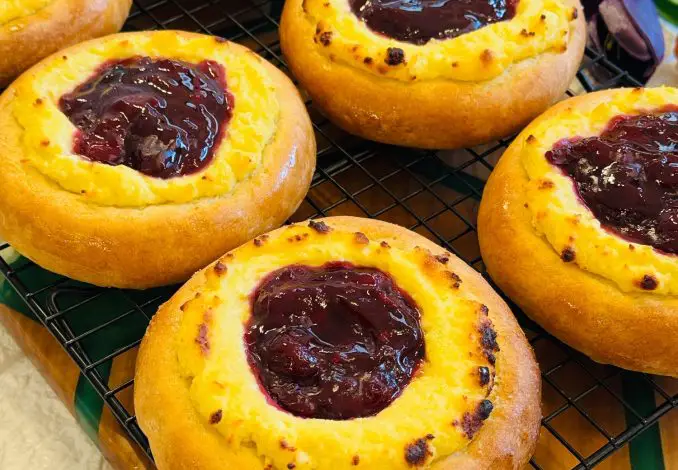 Rotunde cu vișine și brânză dulce