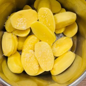 Piept de rața cu prune caramelizate și cartofi copți