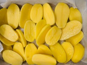 Piept de rața cu prune caramelizate și cartofi copți