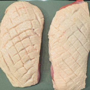 Piept de rața cu prune caramelizate și cartofi copți