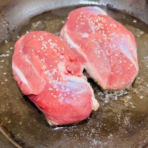 Piept de rața cu prune caramelizate și cartofi copți