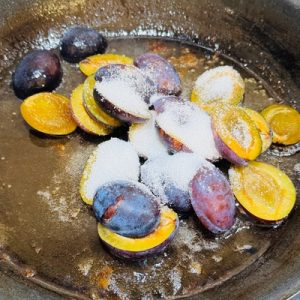 Piept de rața cu prune caramelizate și cartofi copți