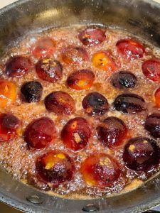 Piept de rața cu prune caramelizate și cartofi copți