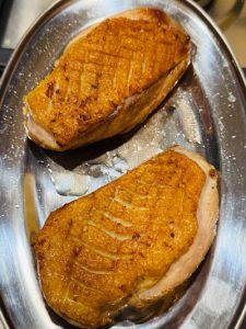 Piept de rața cu prune caramelizate și cartofi copți