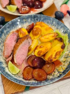 Piept de rața cu prune caramelizate și cartofi copți