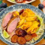 Piept de rața cu prune caramelizate și cartofi copți