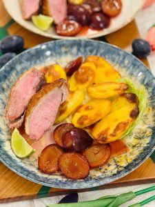 Piept de rața cu prune caramelizate și cartofi copți