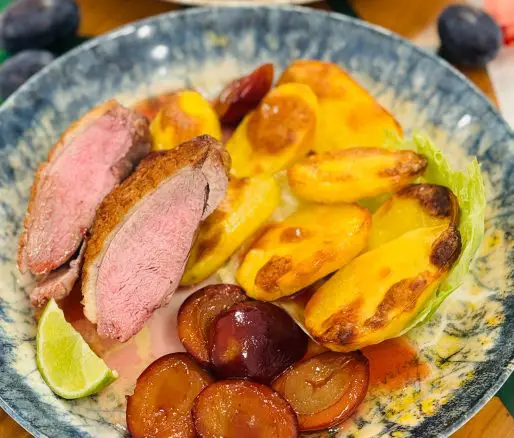 Piept de rața cu prune caramelizate și cartofi copți