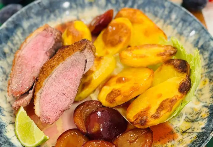 Piept de rața cu prune caramelizate și cartofi copți