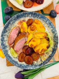 Piept de rața cu prune caramelizate și cartofi copți