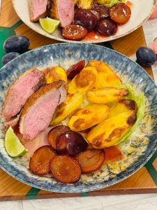 Piept de rața cu prune caramelizate și cartofi copți