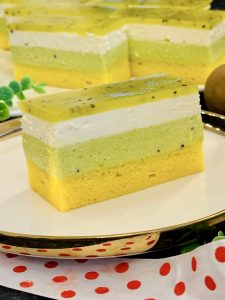 Prăjitură cu mousse de kiwi și cremă de brânză