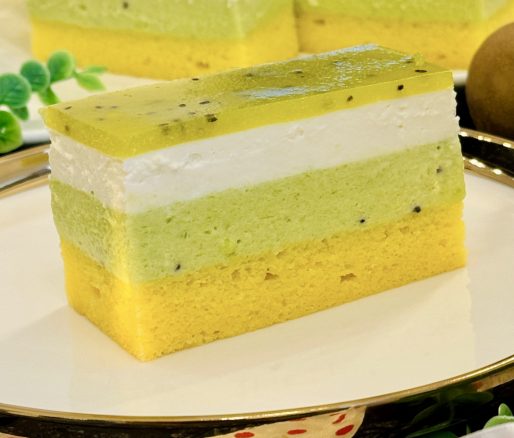 Prăjitură cu mousse de kiwi și cremă de brânză